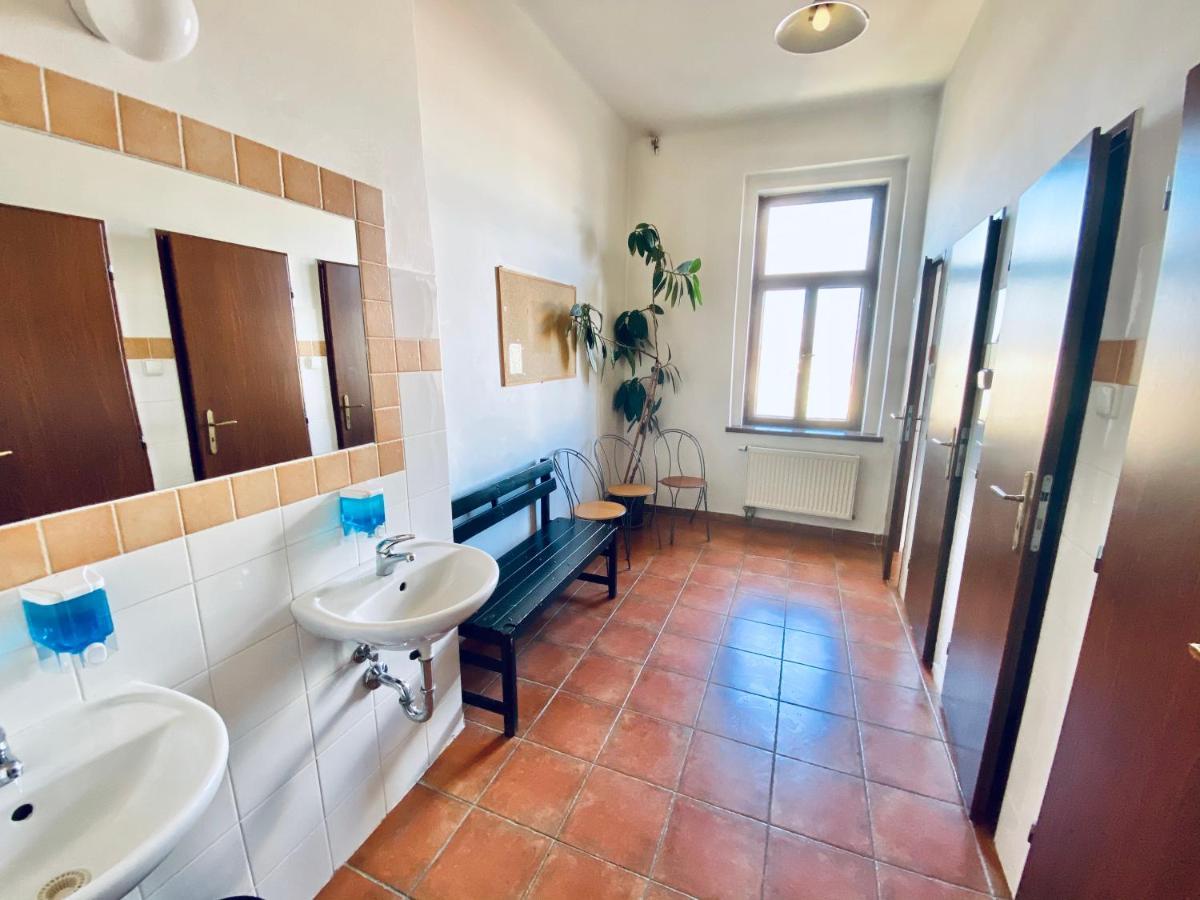 Chambre Lits Jumeaux avec Salle de Bains Commune