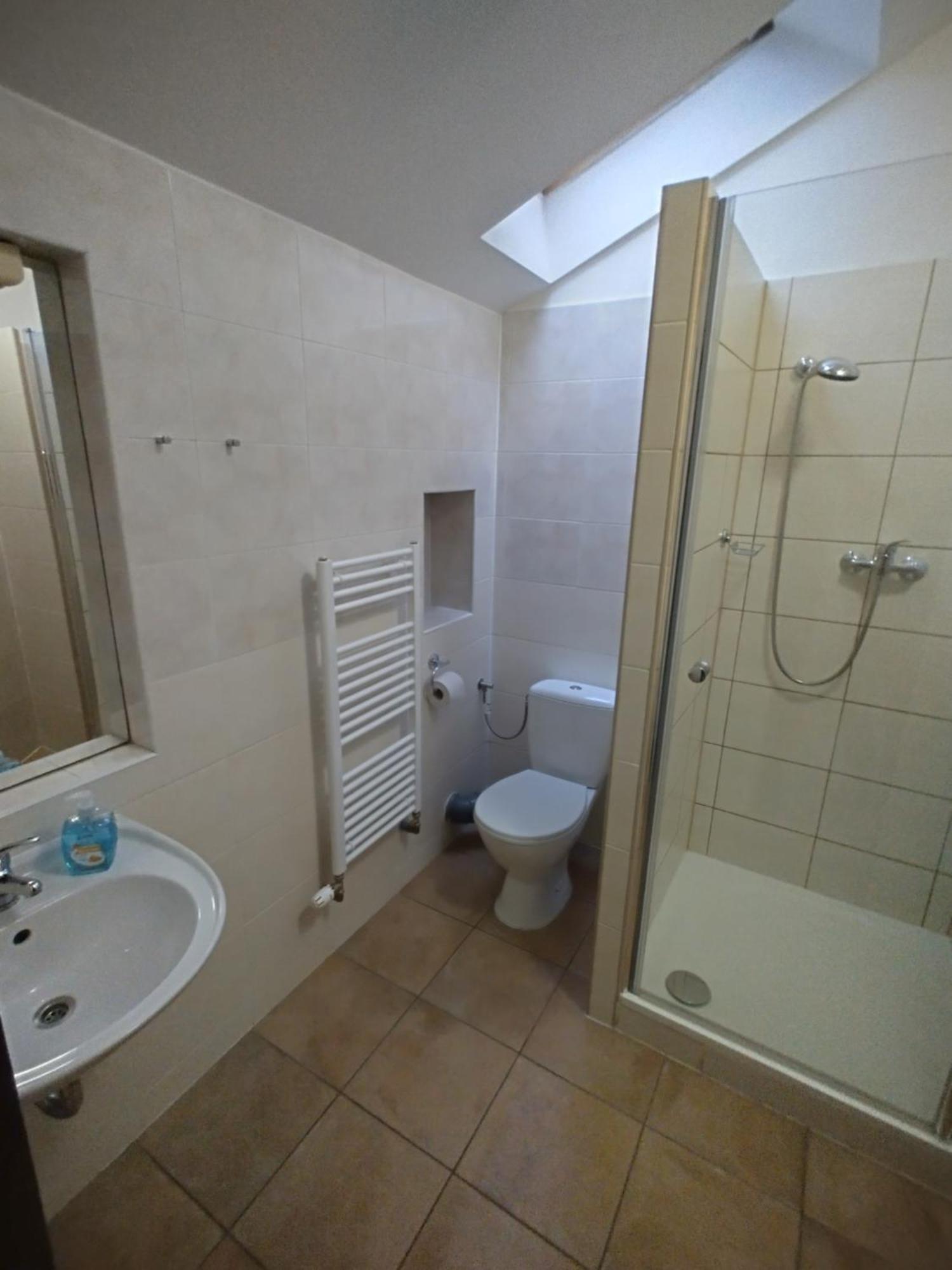 Chambre Triple avec Salle de Bains Privative Séparée