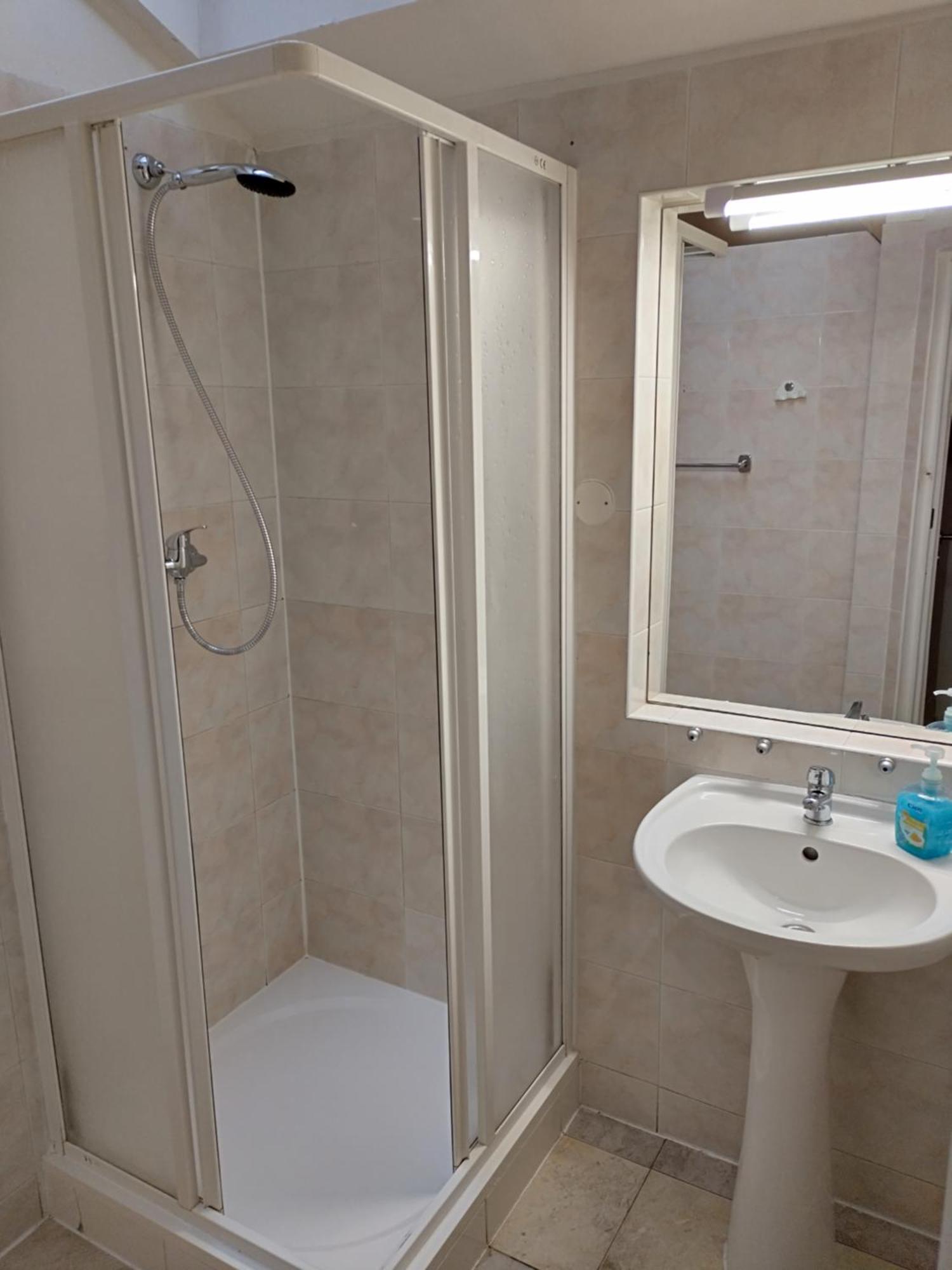 Chambre Quadruple avec Salle de Bains Commune