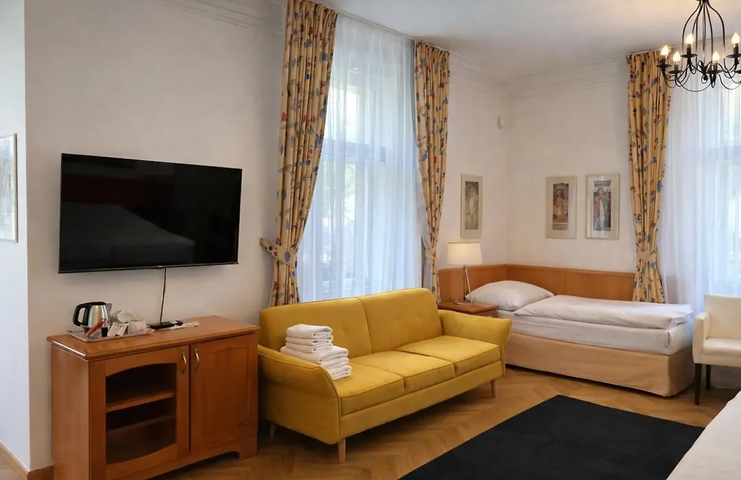 Residence Dykova - Former Pension Jana, Domov Mladeze-1